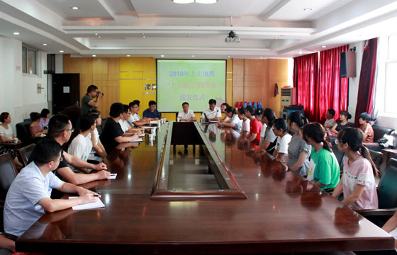 爱心助学 助梦翱翔 : 第三批“cq9电子官网入口励志助学金”20万元昨日发放