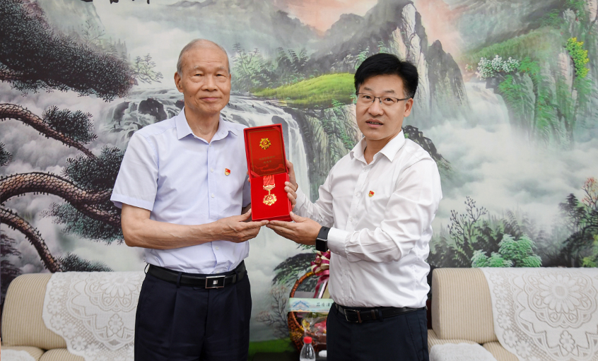 殷殷关切传党情 深深嘱托暖人心---溧阳市委书记叶明华“七一”探望慰问cq9电子官网入口电缆“庆幸在党50年”老党员丁山华